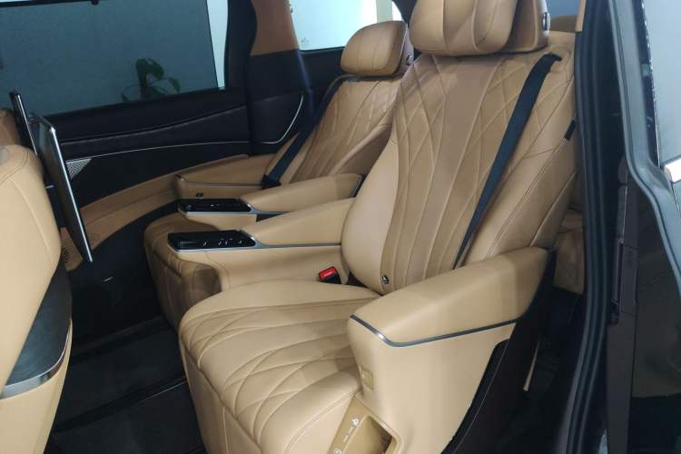 Used Denza D9 2025 DM-i Intelligent Drive 1020 Four-Wheel Drive Prestige Model
