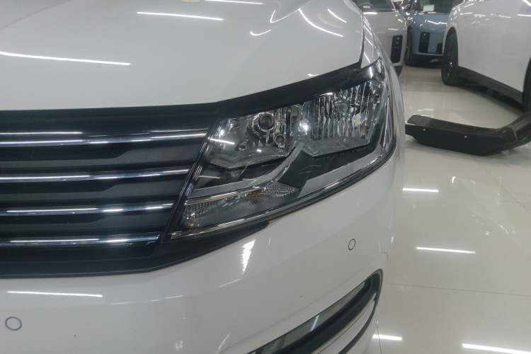 Used Volkswagen Gran Lavida 2015 1.6L Automatic Comfort Edition Left Front Headlight