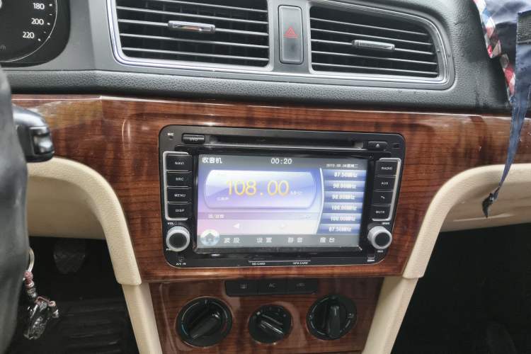 Used Volkswagen Lavida 2013 1.6L Manual Comfort Edition Audio And AC Panel