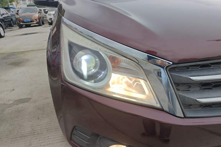 Used Venucia T70 2015 2.0L CVT Smart Edition Right Front Headlight