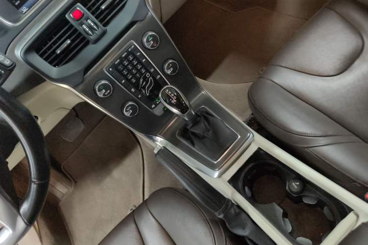 Used Volvo V40 2014 2.0T Zhiya Edition Gear Lever