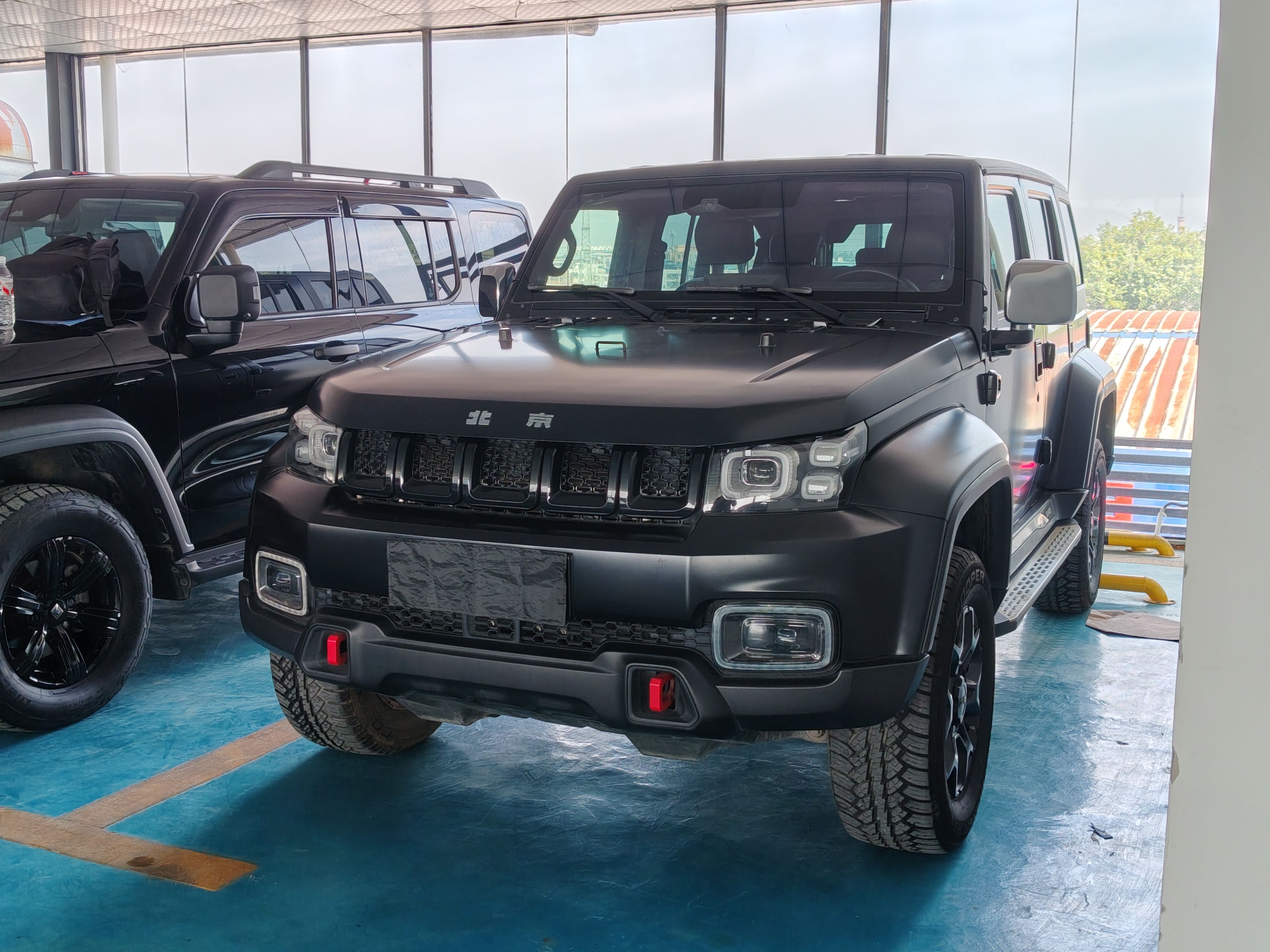 Под передней частью автомобиля