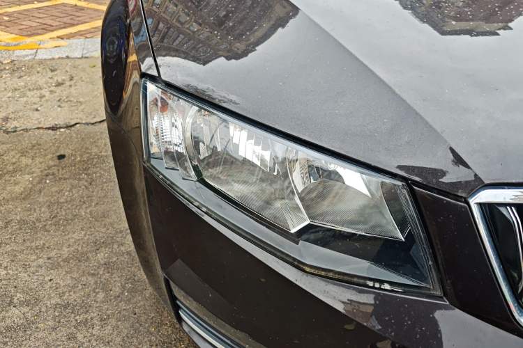 Used Skoda Octavia 2016 1.6L Manual Smart Drive Version Right Front Headlight