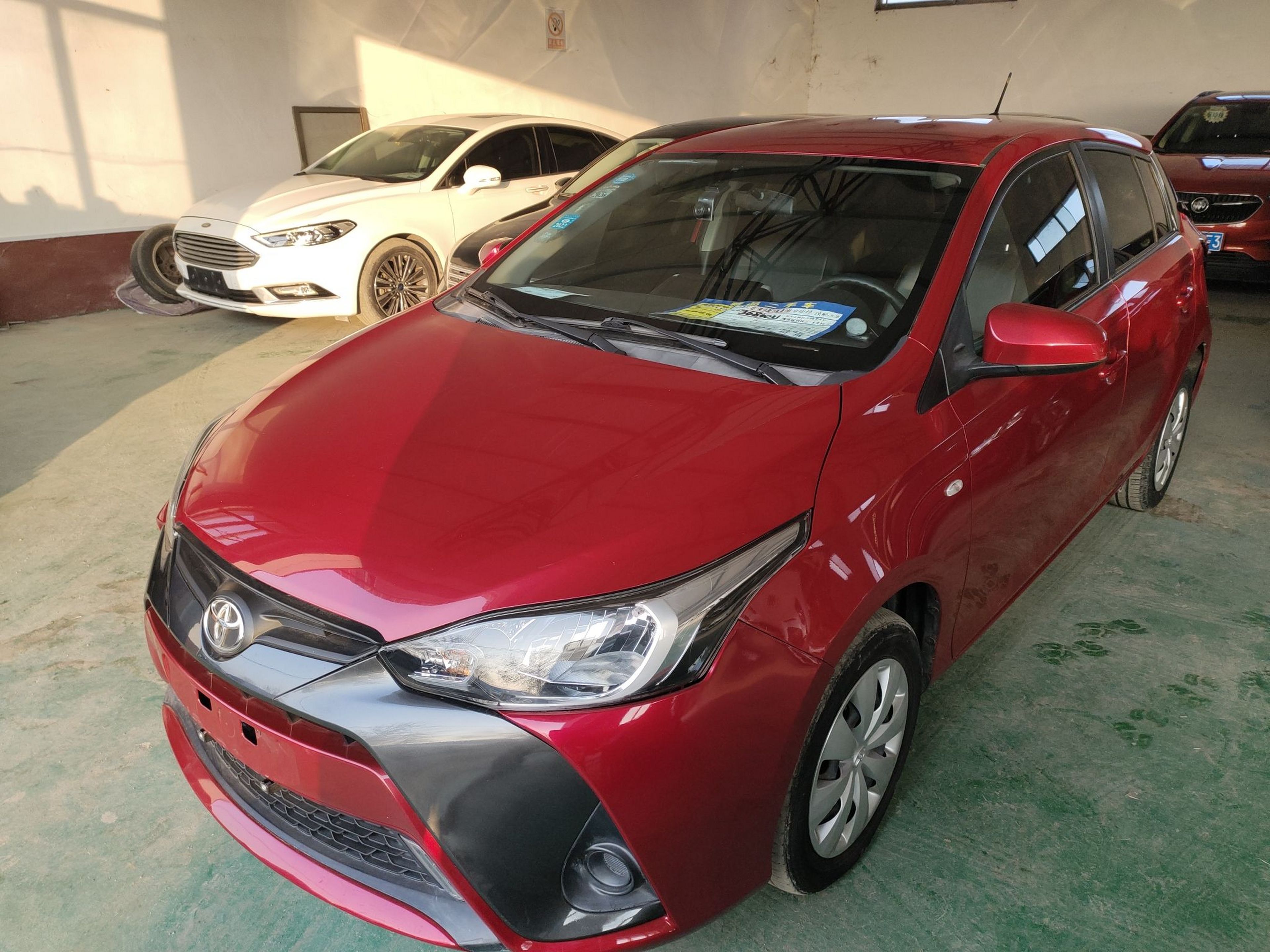 تحت مقدمة السيارة