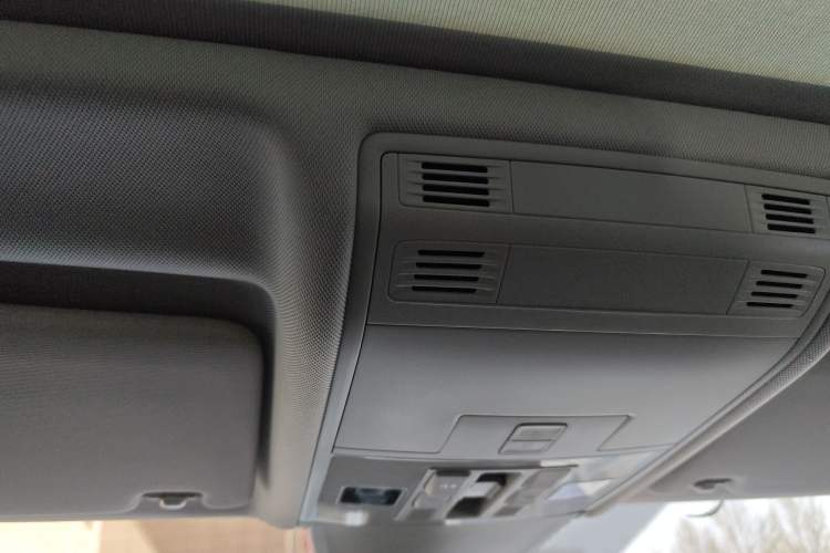 Used Volkswagen Tayron 2024 300TSI Two-Wheel-Drive Luxury Plus Advanced Version Headliner