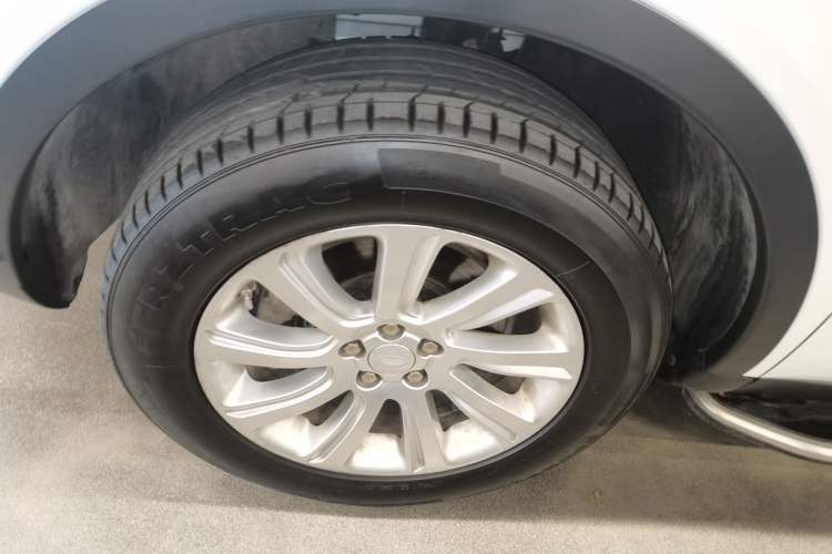 Used Land Rover Discovery Sport 2018 240 PS SE Version Left Front Wheel Hub