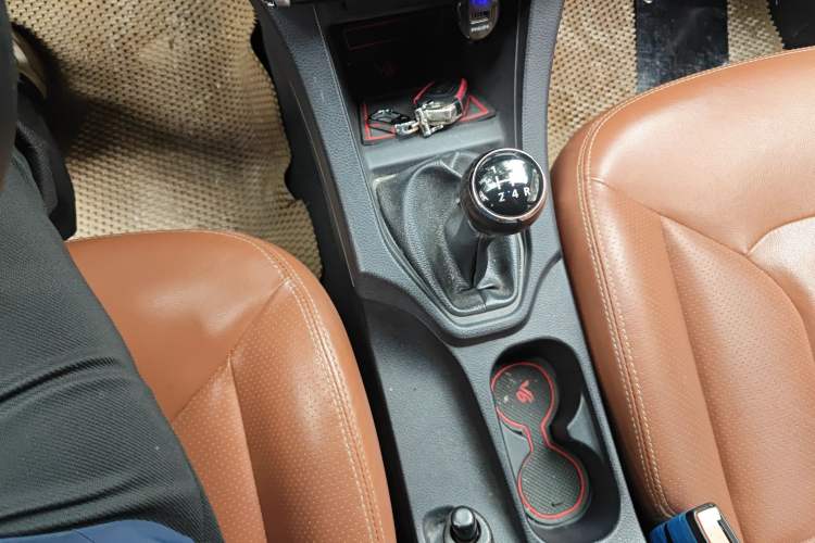 Used Soueast V6 Lingshi 2013 1.5L Manual - Women's Edition
