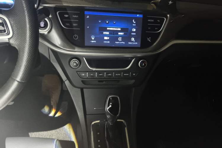 Used Geely Auto Emgrand 2017 Sedan Million Edition 1.5L CVT Upward Version Audio And AC Panel