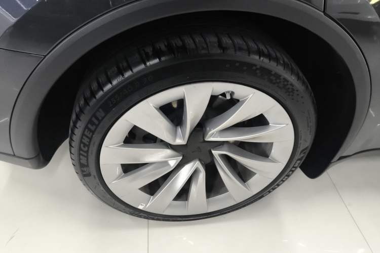 Used Tesla Model Y 2025 Long-Range All-Wheel-Drive Version
