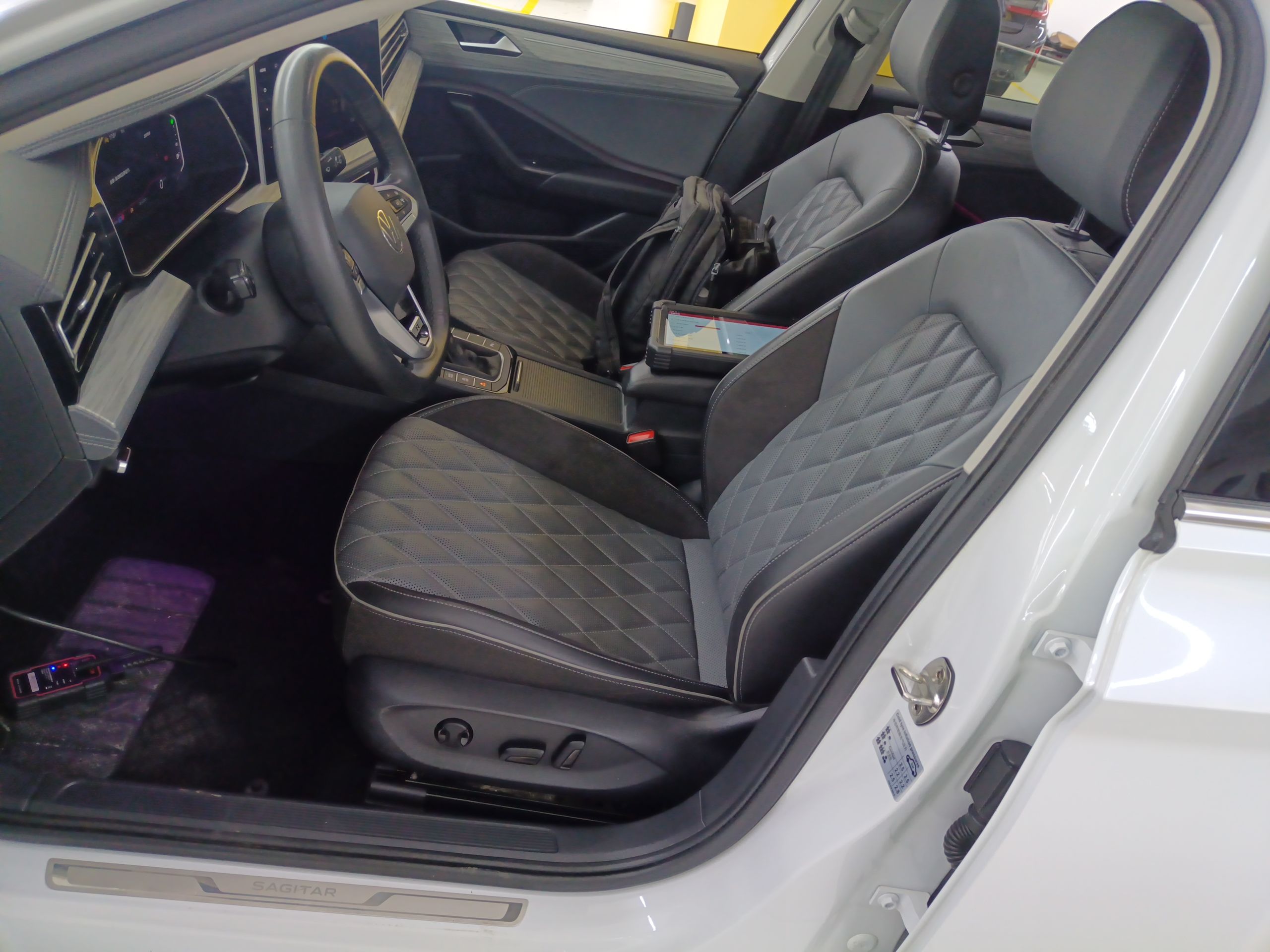 Переднее сиденье в автомобиле