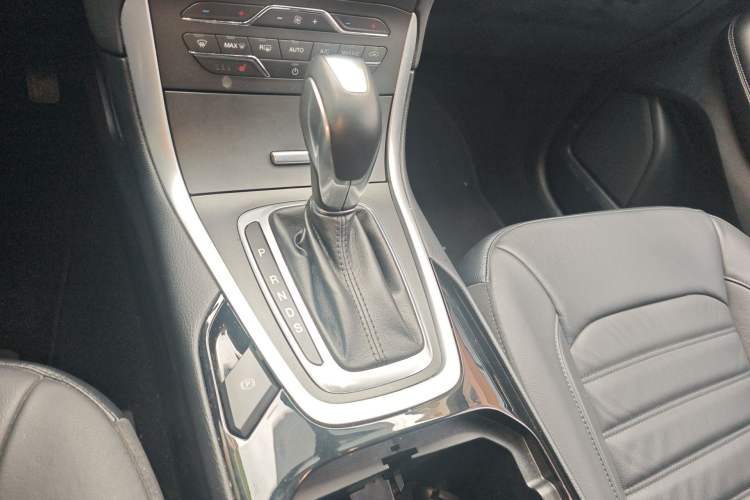 Used Ford Edge 2015 2.0T GTDi 4x4 High-Grade Model
