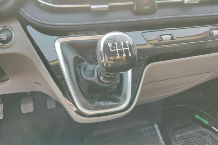 Used SAIC MAXUS Xintu V70 2023 2.0T Elite Edition Manual Transmission Short Wheelbase Low Roof 5/6 Seats (125 hp) Gear Lever