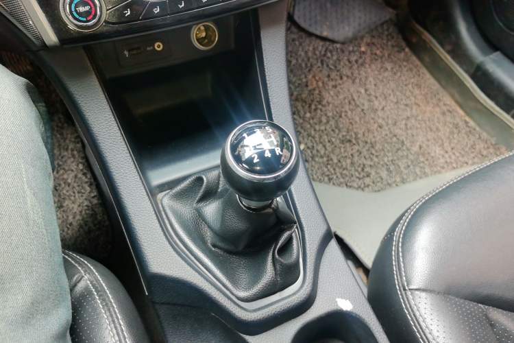 Used Soueast V6 Lingshi 2014 1.5L Manual Luxury Edition for Women Gear Lever