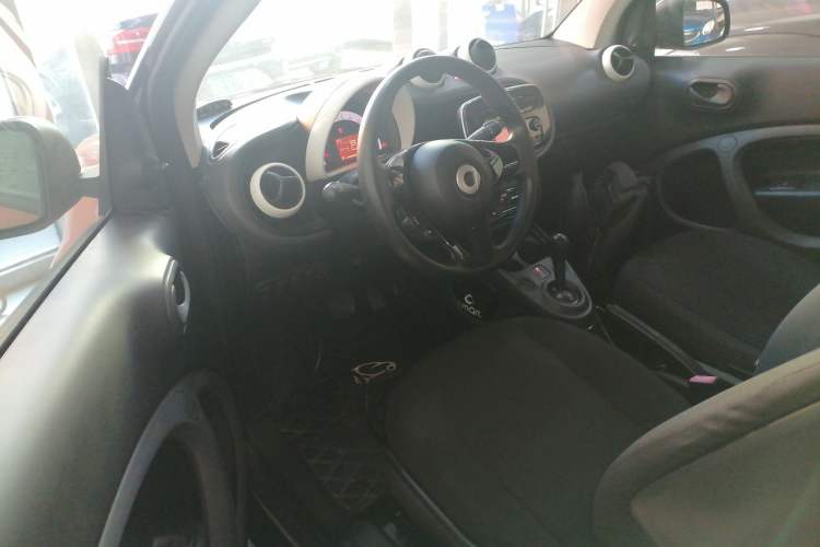 Used smart fortwo 2015 1.0L 52 kW hardtop Dynamic version