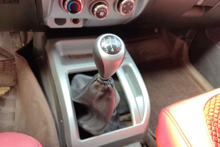 Used JMC Baodian 2018 2.9T New Value-Packed Two-Wheel-Drive Diesel Comfort Version with Standard Cargo Bed – JX4D30B5L