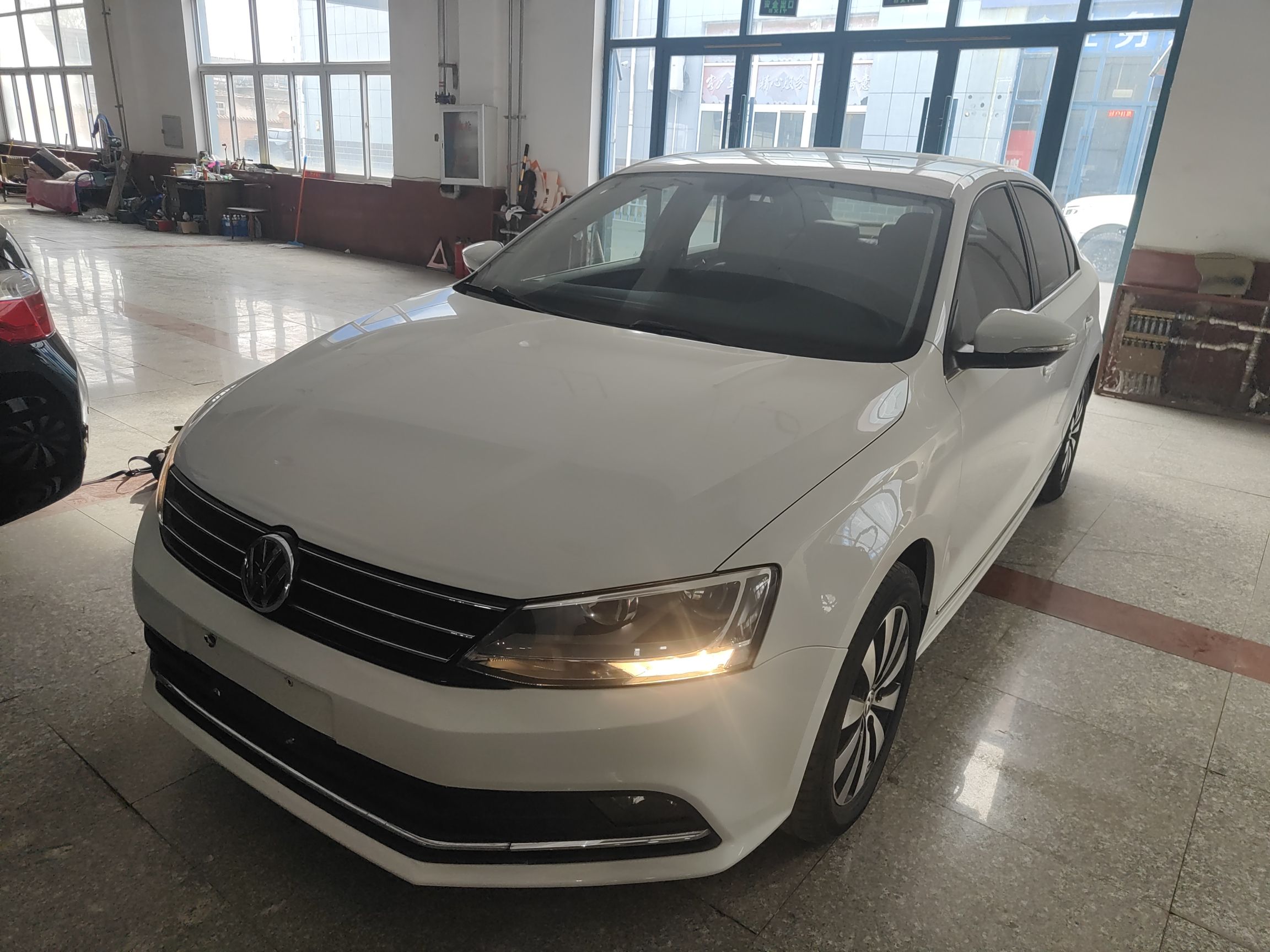 Под передней частью автомобиля