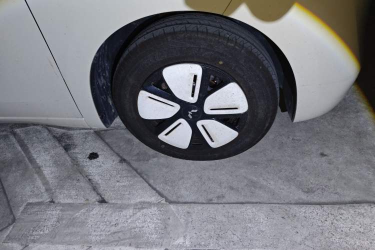 Used Wuling Hongguang MINIEV 2025 Four-Door Version Zhenxiang+ Edition Right Front Wheel Hub