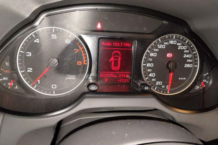Used Audi Q5 2012 2.0TFSI Technology Model Odometer Close Up