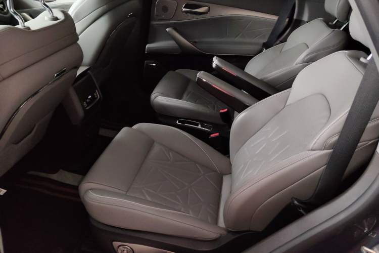 Used Denza N8 2023 Four-Wheel Drive Ultra-Hybrid Flagship Six-Seater Version