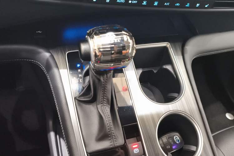 Used Toyota SIENNA 2021 2.5L Hybrid Platinum Edition Gear Lever