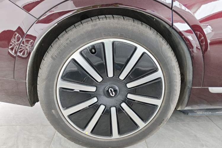 Used Hima AITO M9 2025 Extended-Range Ultra Version 52 kWh 6-Seater Right Rear Wheel Hub