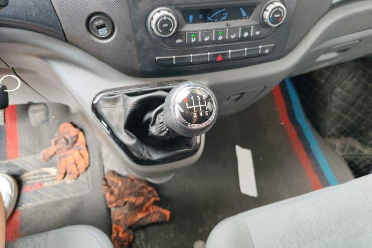 Used Foton Toano 2023 2.8T Manual Jixiang Van Long Wheelbase Mid-Roof Design with Rear Dual Tires 3-Seater
