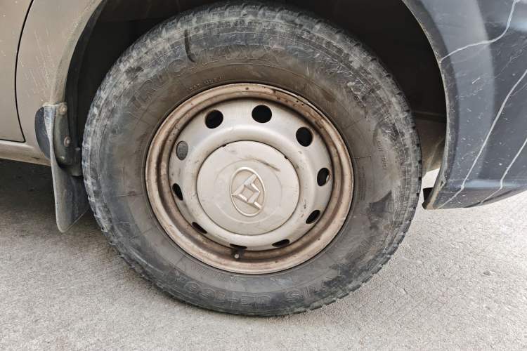 Used SAIC MAXUS Xintu V80 2017 2.5T 5-Speed Manual Aoyuntong National IV Short Wheelbase Ultra-Low Roof 5/6/10-Seater