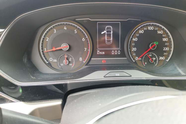 Used Volkswagen Passat 2019 330TSI Elite Edition China VI Odometer Close Up