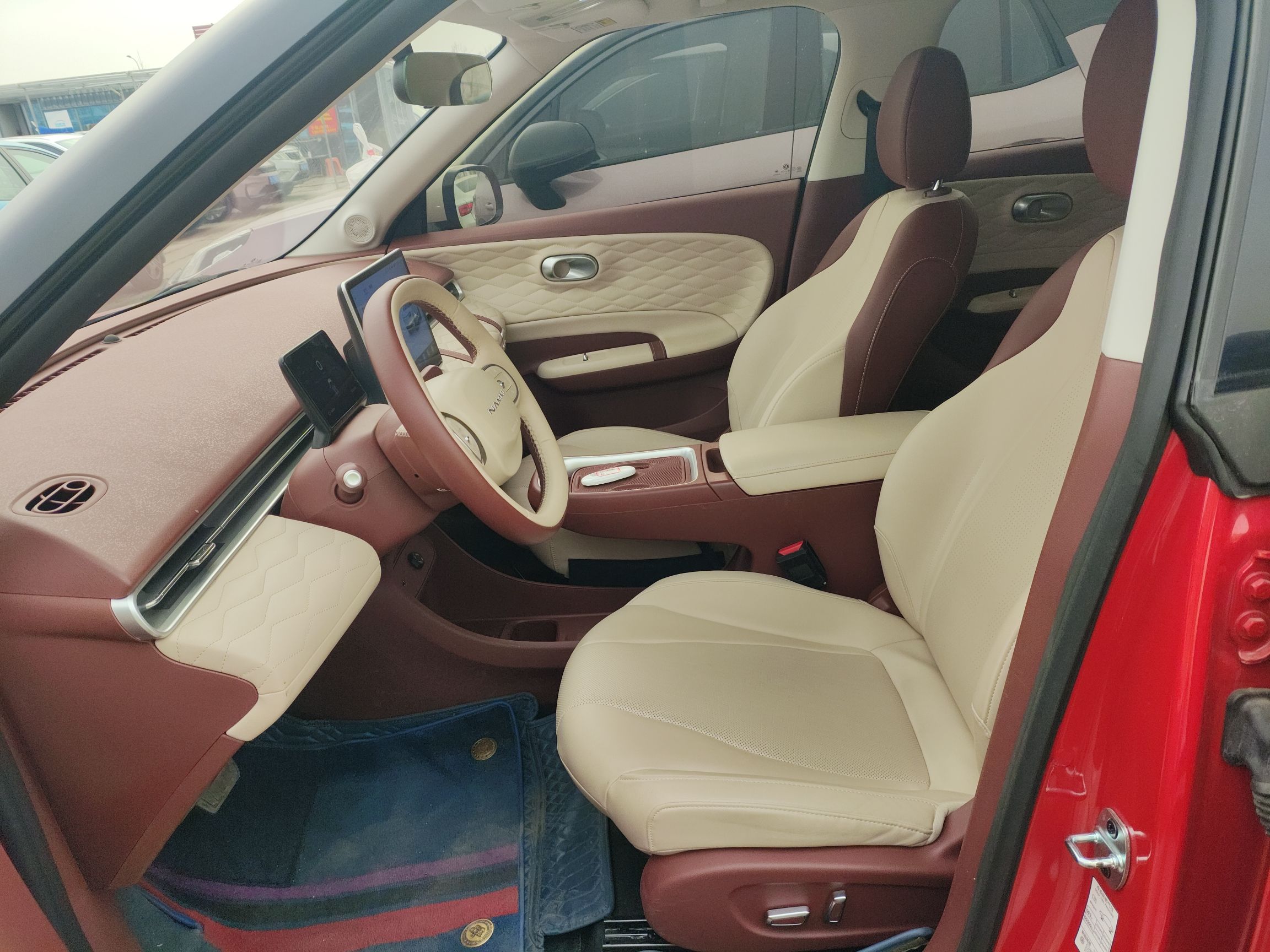 المقاعد الأمامية داخل السيارة