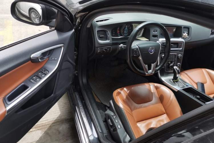 Used Volvo V60 2014 T5 Zhiya Edition
