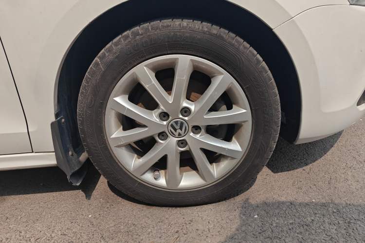 Used Volkswagen Sagitar 2012 1.4TSI Automatic Luxury Edition Right Front Wheel Hub