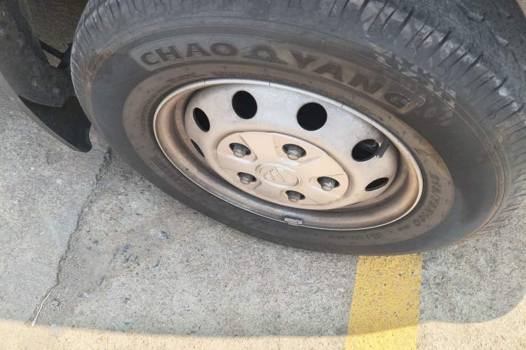 Used Foton Toano 2024 Tuyano Pro Van 2.0T Manual Rear-Drive Long Wheelbase Mid-Roof Design Single Rear Tire 3-Seater