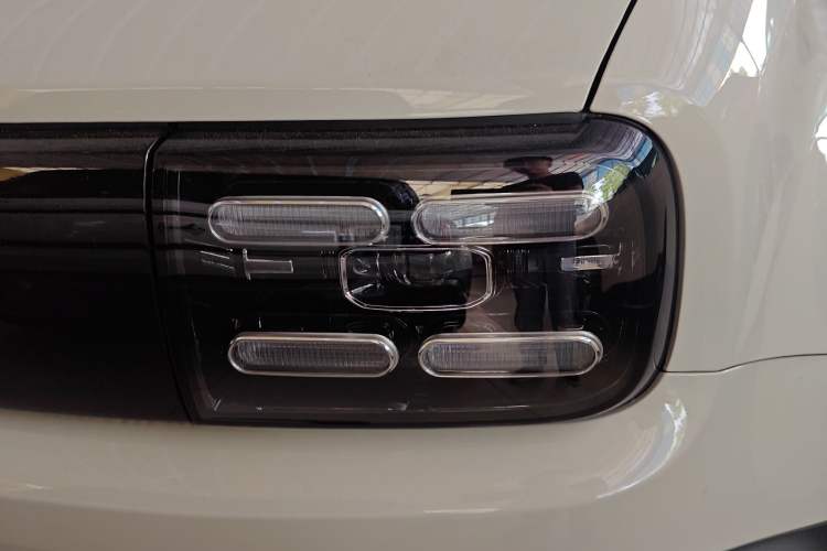 Used Baojun Spark EUV 2025 Flagship Edition 5 Seats Left Front Headlight