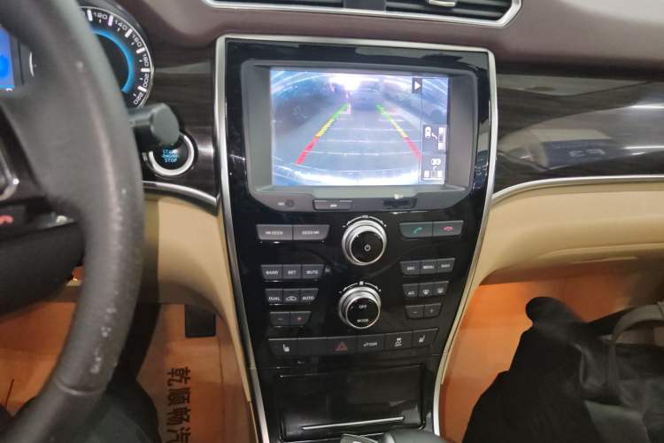 Used Haval H2 2016 Red-Label 1.5T Automatic Two-Wheel Drive Luxury Model Audio And AC Panel