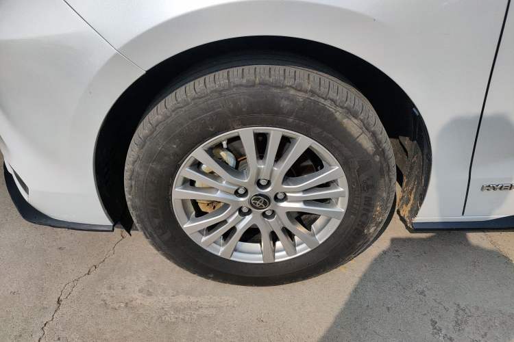Used Toyota SIENNA 2021 2.5L Hybrid Premium Edition Left Front Wheel Hub