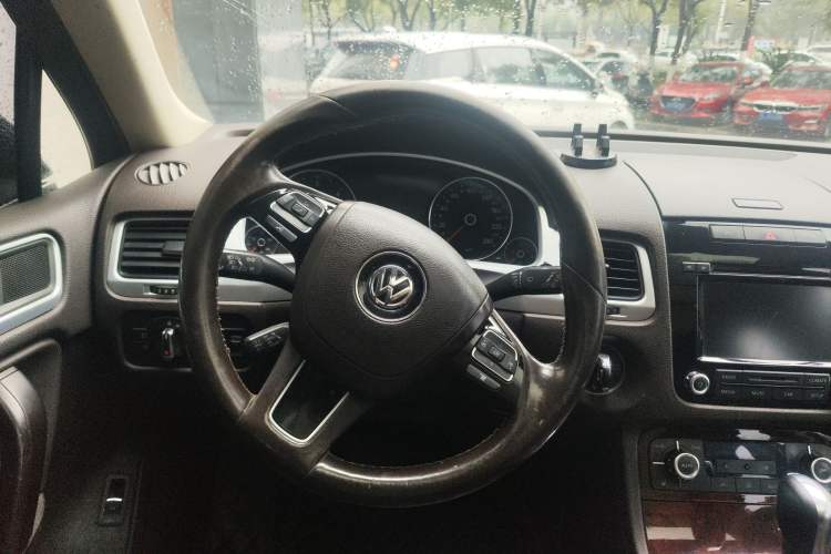 Used Volkswagen Touareg 2011 3.0 TDI Diesel Standard Version Steering Wheel