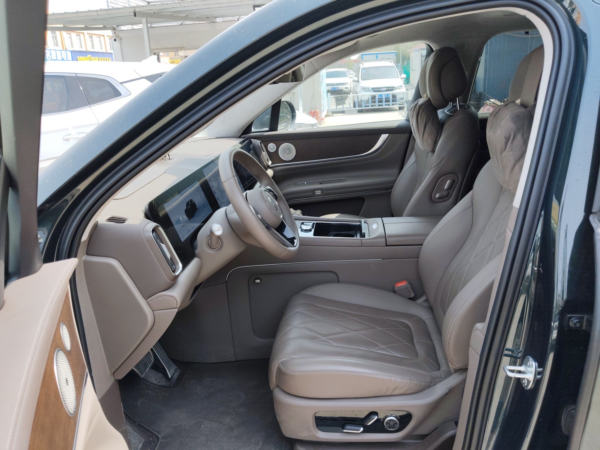 المقاعد الأمامية داخل السيارة