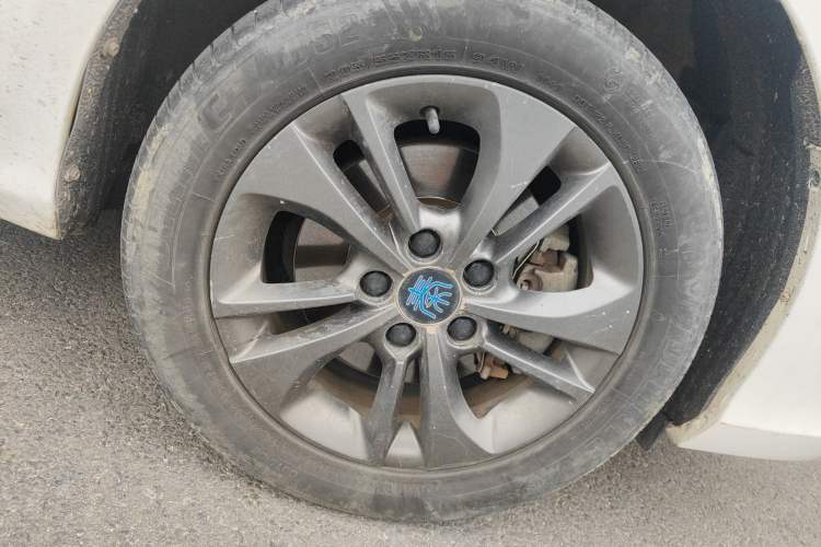 Used BYD Qin New Energy 2017 1.5T Luxury Model Right Front Wheel Hub