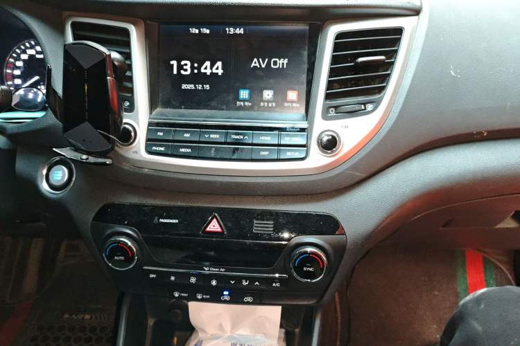 Used Hyundai Tucson 2015 1.6T Dual-Clutch Two-Wheel-Drive Smart Model Audio And AC Panel