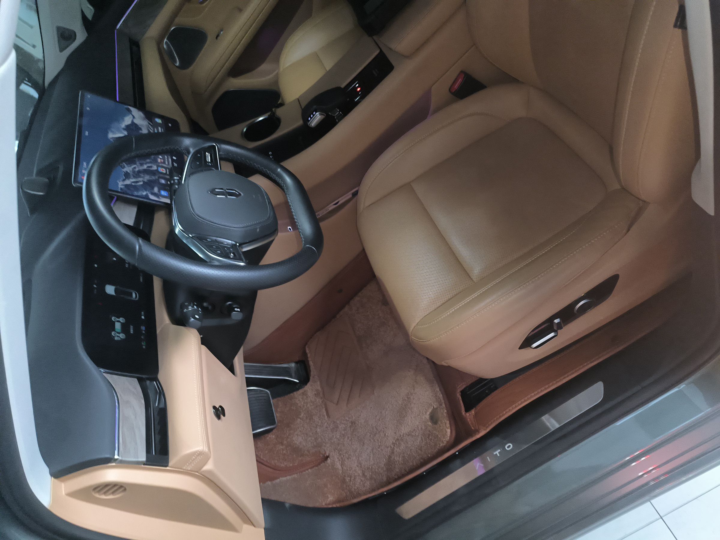 المقاعد الأمامية داخل السيارة