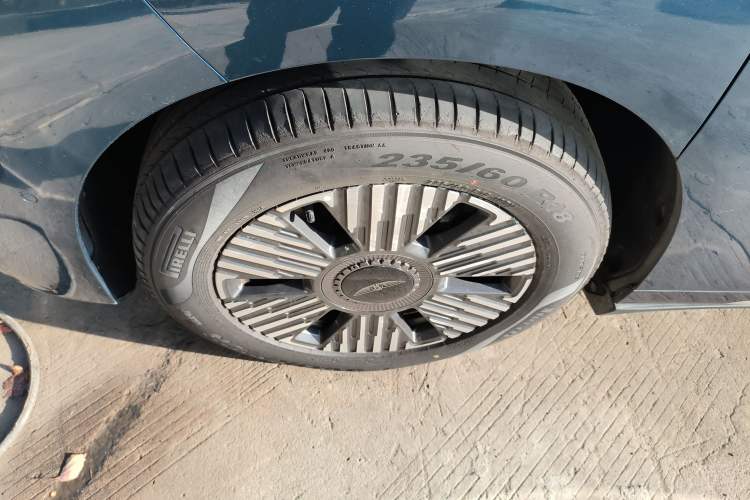 Used Geely Galaxy LEVC L380 2024 140-Degree 6-Seater All-Wheel-Drive Ultra