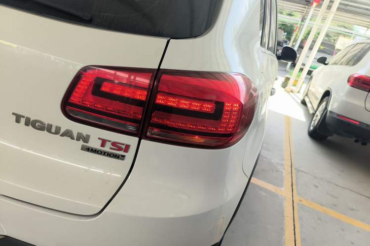 Used Volkswagen Tiguan 2015 2.0 TSI Automatic All-Wheel Drive Luxury Edition Right Rear Taillight