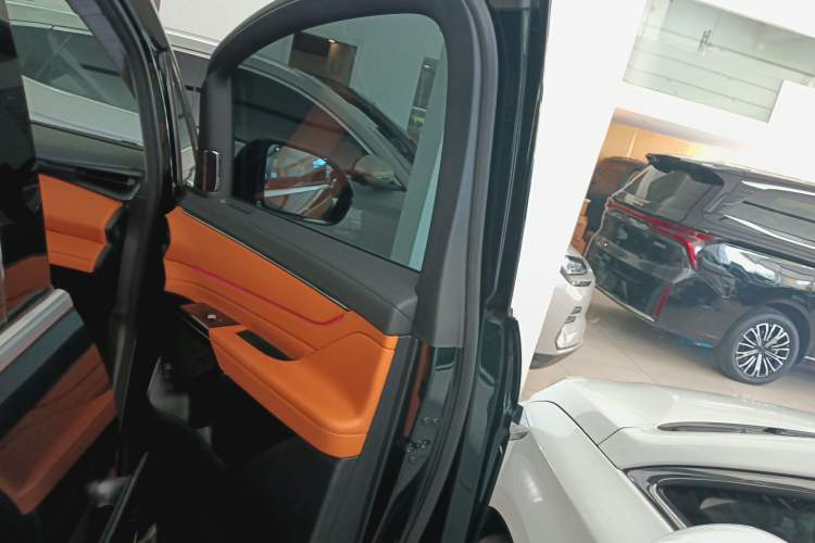 Used Geely Galaxy LEVC L380 2024 140-Degree 6-Seater All-Wheel-Drive Ultra