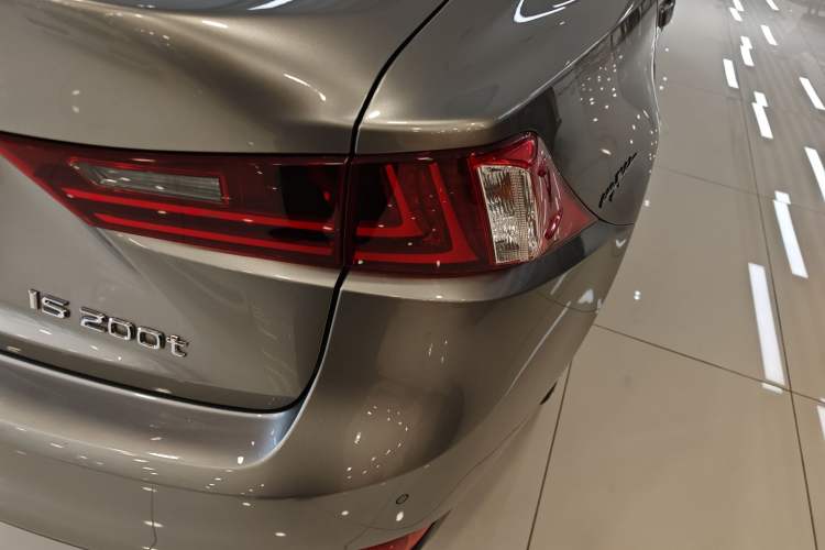 Used Lexus IS 2015 200t F SPORT
