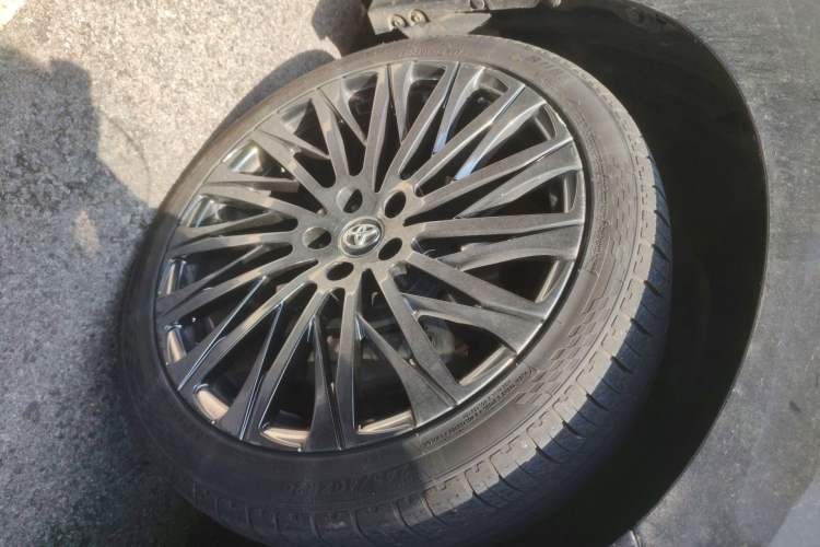 Used Toyota Vellfire 2021 Crown Dual-Engine 2.5L HV Luxury Edition Right Front Wheel Hub
