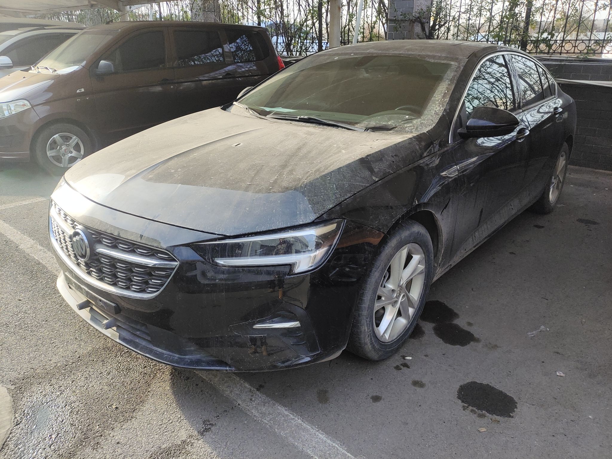 Под передней частью автомобиля