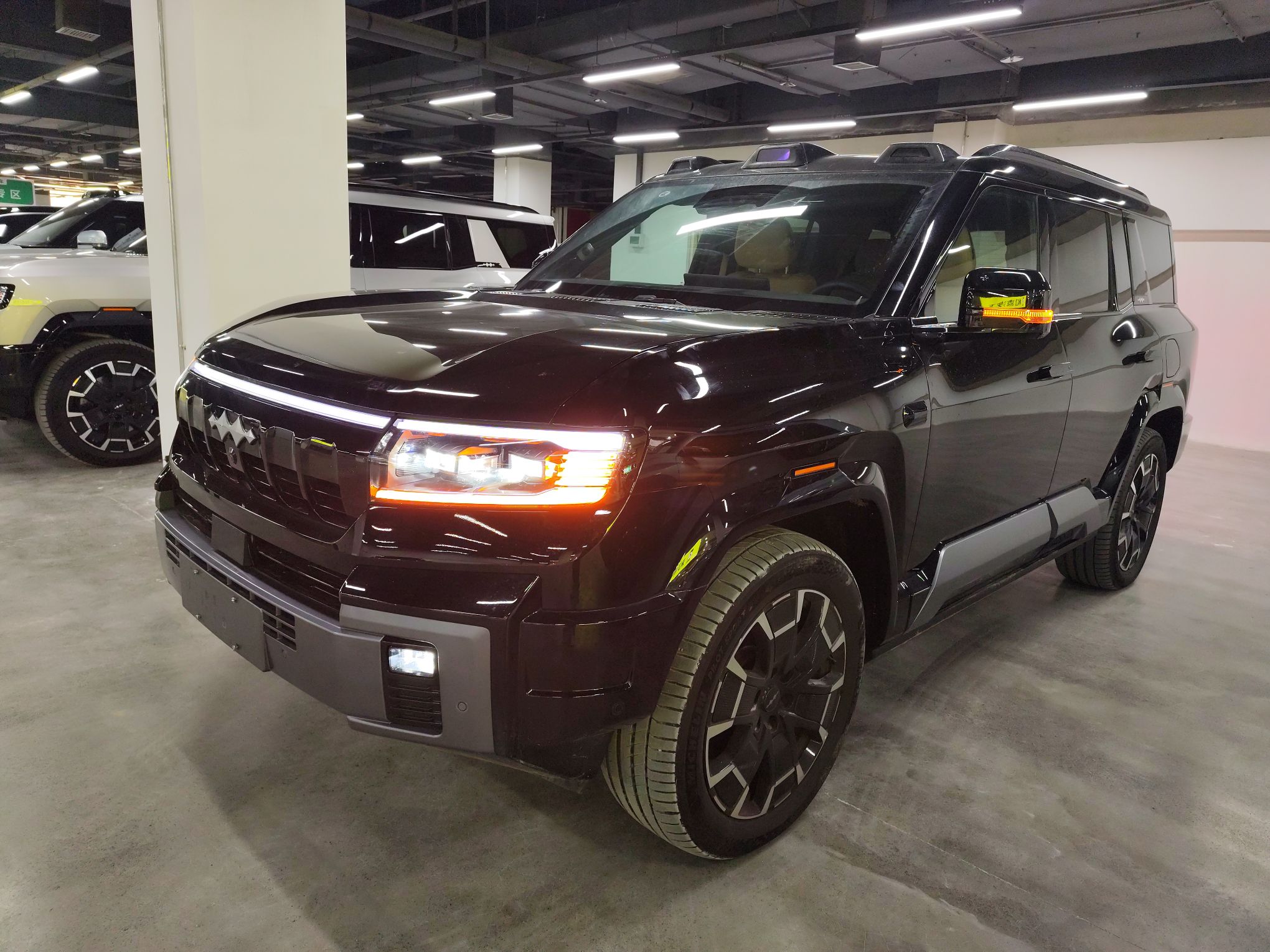 تحت مقدمة السيارة