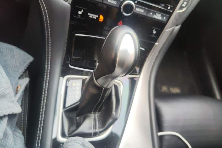 Used Infiniti Q50 2014 3.7L Luxury Sport Edition Gear Lever
