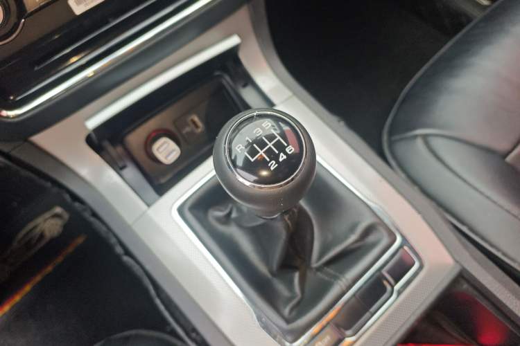 Used Roewe RX5 2016 Revised Version 20T Two-Wheel Drive Manual Transmission Luxury Edition
