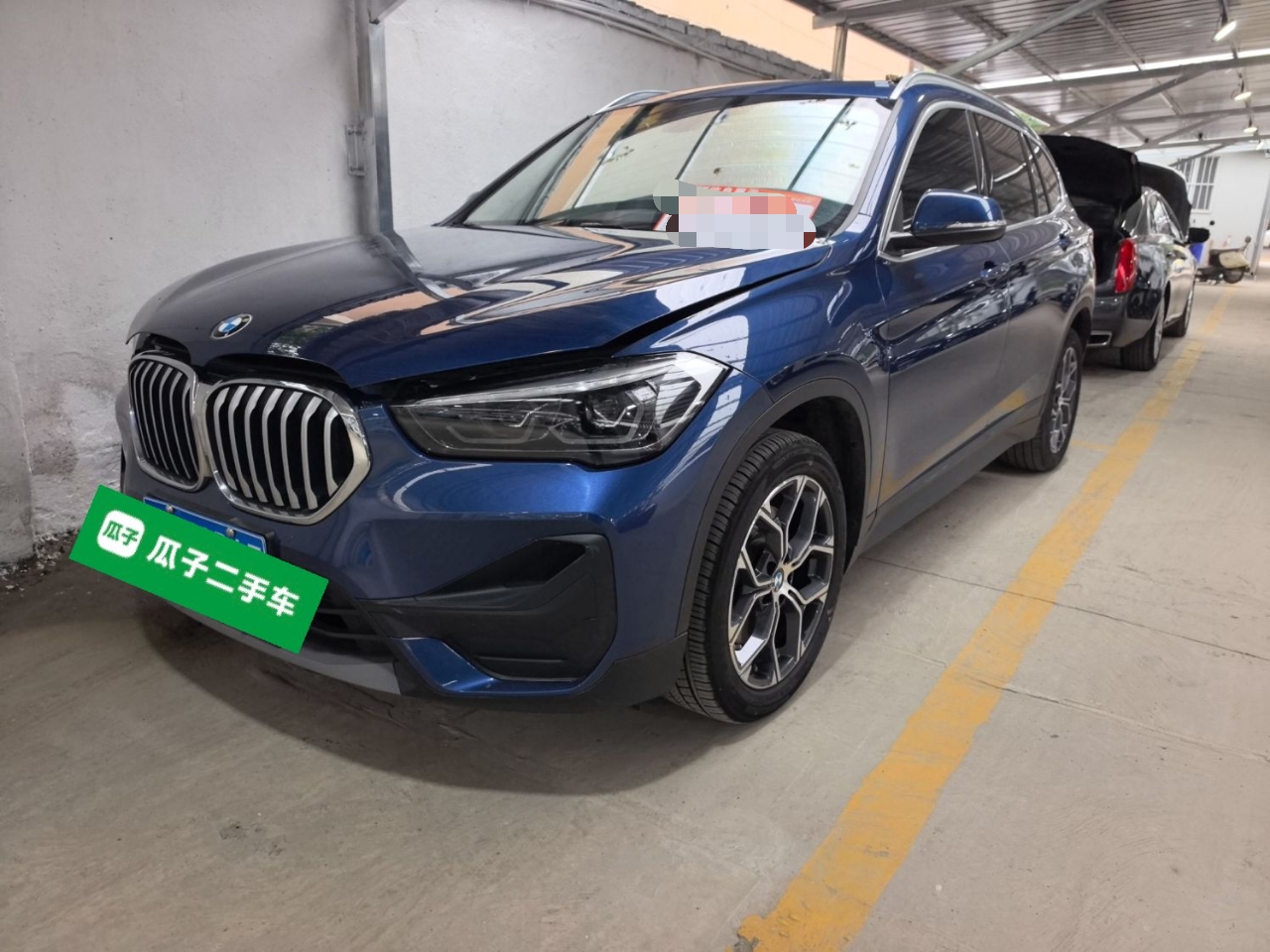 تحت مقدمة السيارة